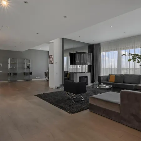 Apartmán Elegant 3-bedroom Duplex With Private Terrace