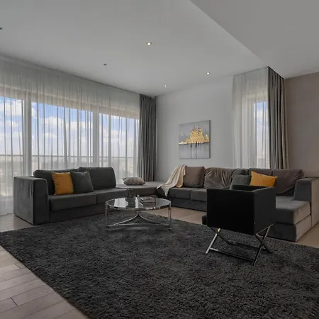 Elegant 3-bedroom Duplex With Private Terrace *