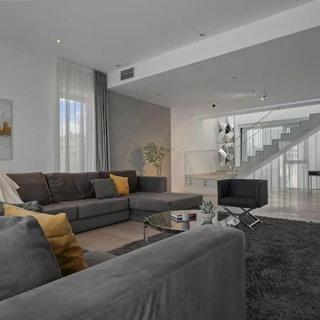 Elegant 3-bedroom Duplex With Private Terrace Lejlighed *