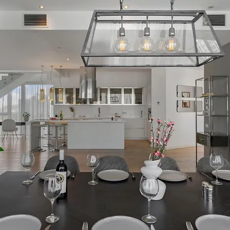 Апартаменты Elegant 3-bedroom Duplex With Private Terrace Бухарест