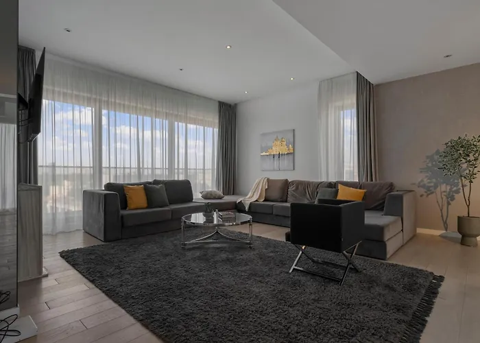 Elegant 3-bedroom Duplex With Private Terrace *