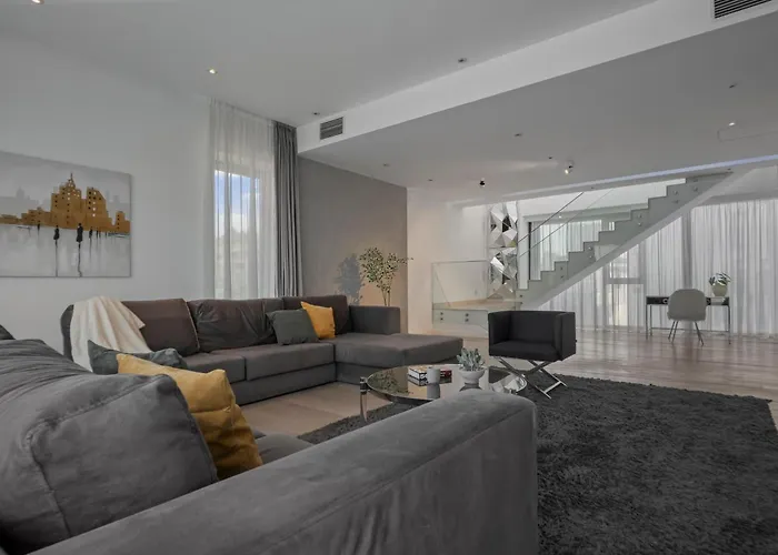 Elegant 3-bedroom Duplex With Private Terrace Lejlighed *