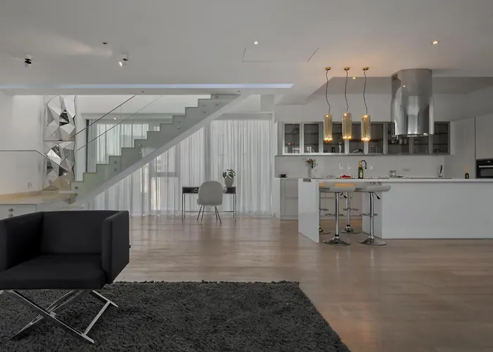 Elegant 3-bedroom Duplex With Private Terrace Lejlighed *