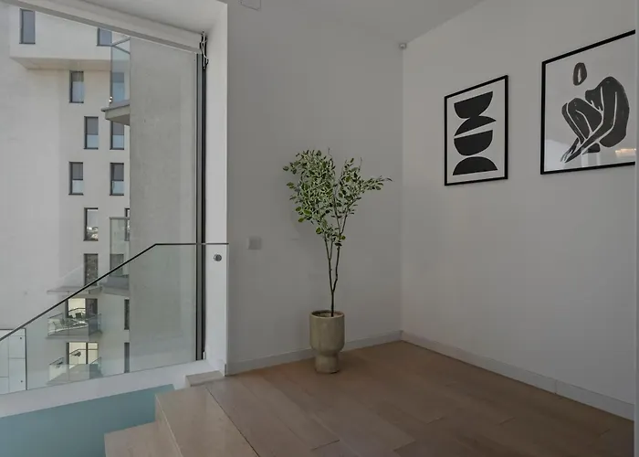 Elegant 3-bedroom Duplex With Private Terrace *