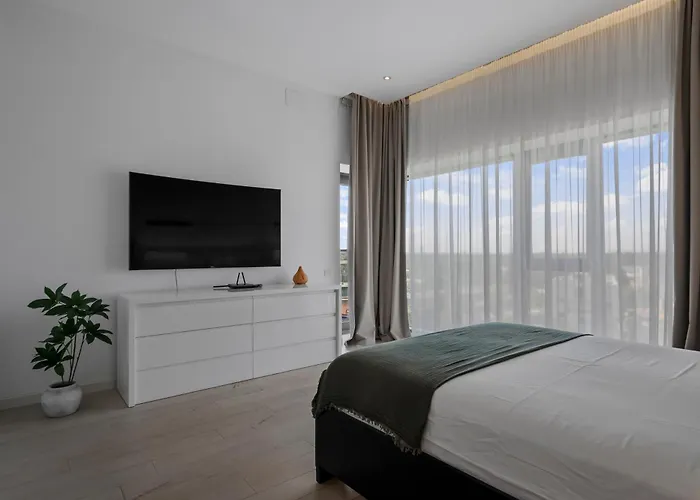 Elegant 3-bedroom Duplex With Private Terrace *