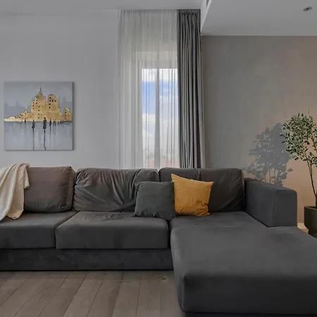 Elegant 3-bedroom Duplex With Private Terrace アパート