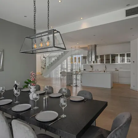 Elegant 3-bedroom Duplex With Private Terrace ブカレスト