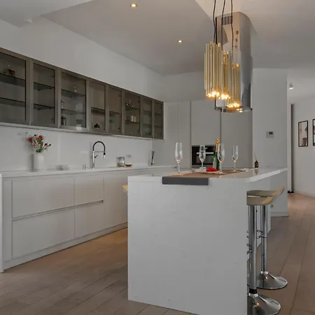 Elegant 3-bedroom Duplex With Private Terrace