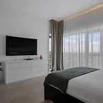 Elegant 3-bedroom Duplex With Private Terrace *