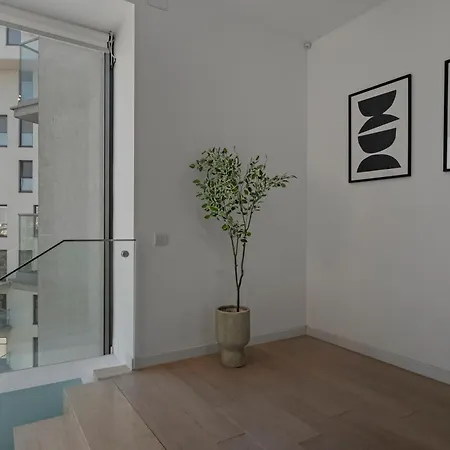 Elegant 3-bedroom Duplex With Private Terrace *
